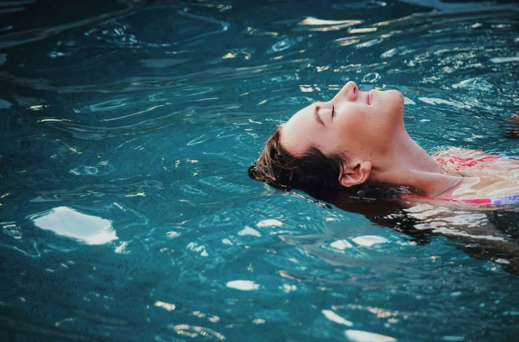 prurito alle orecchie e fuoriuscita di liquido Mal di orecchie dopo la piscina: cure, consigli e prodotti utili